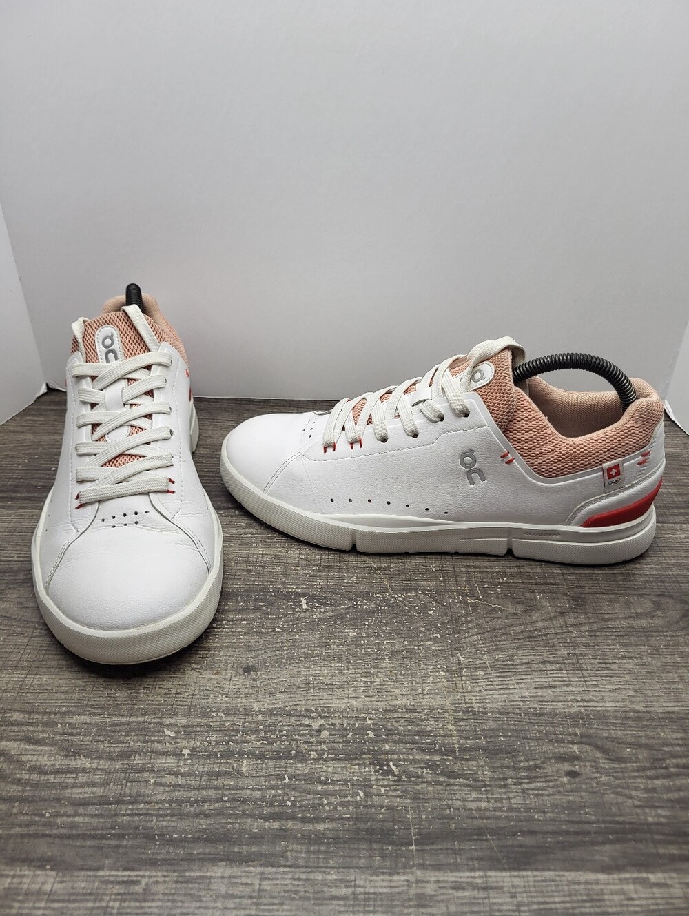 On Roger Advantage Womens 9 White Dustrose Casual Leather Walking Shoes